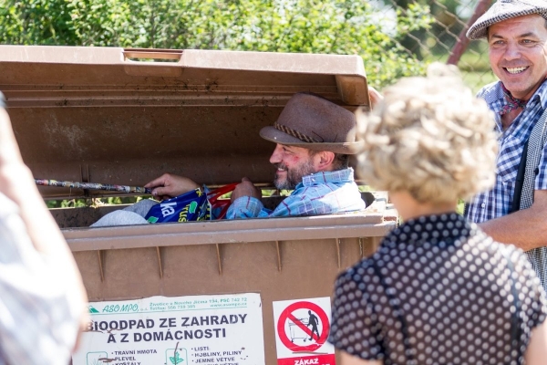Kácení máje začalo tradičním „pozýváním“ a průvodem z hřiště