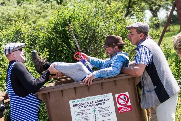 Kácení máje začalo tradičním „pozýváním“ a průvodem z hřiště