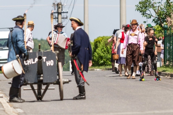 Kácení máje začalo tradičním „pozýváním“ a průvodem z hřiště