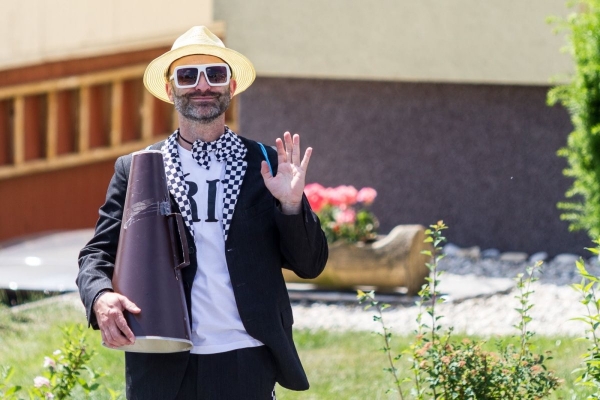 Kácení máje začalo tradičním „pozýváním“ a průvodem z hřiště