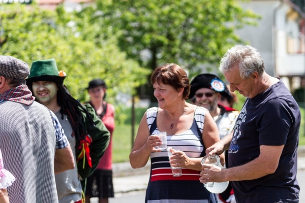 Kácení máje začalo tradičním „pozýváním“ a průvodem z hřiště