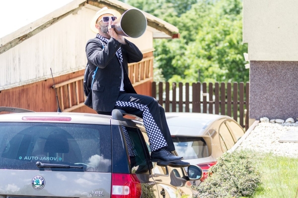 Kácení máje začalo tradičním „pozýváním“ a průvodem z hřiště