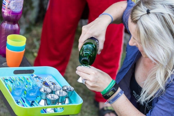 Kácení máje začalo tradičním „pozýváním“ a průvodem z hřiště