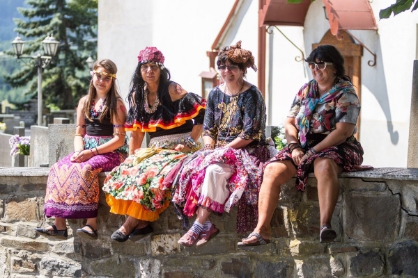 Kácení máje začalo tradičním „pozýváním“ a průvodem z hřiště