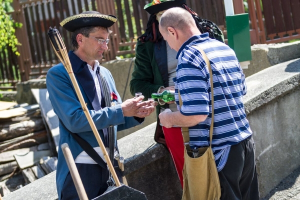 Kácení máje začalo tradičním „pozýváním“ a průvodem z hřiště