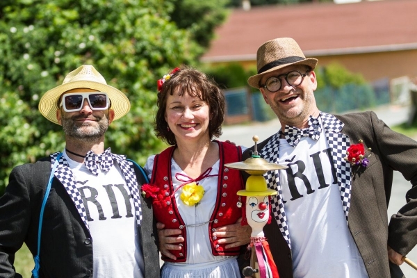 Kácení máje začalo tradičním „pozýváním“ a průvodem z hřiště