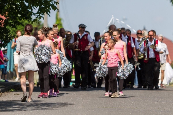 Kácení máje začalo tradičním „pozýváním“ a průvodem z hřiště