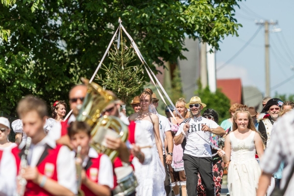 Kácení máje začalo tradičním „pozýváním“ a průvodem z hřiště
