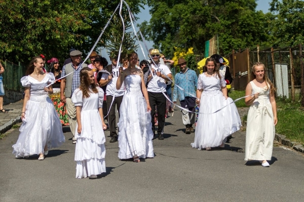 Kácení máje začalo tradičním „pozýváním“ a průvodem z hřiště