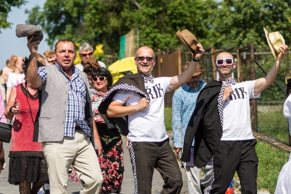 Kácení máje začalo tradičním „pozýváním“ a průvodem z hřiště