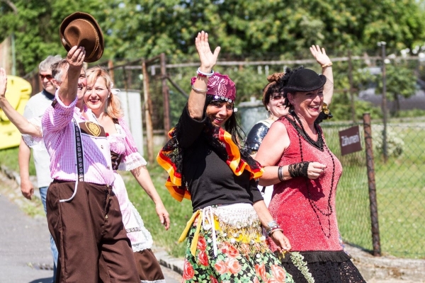 Kácení máje začalo tradičním „pozýváním“ a průvodem z hřiště