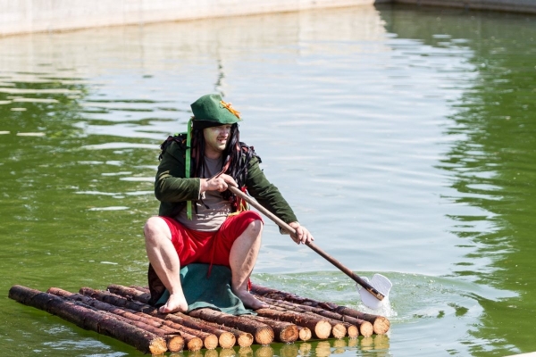Kácení máje začalo tradičním „pozýváním“ a průvodem z hřiště