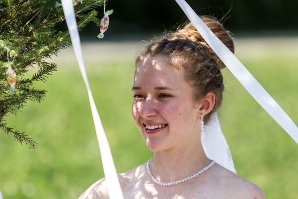 Kácení máje začalo tradičním „pozýváním“ a průvodem z hřiště