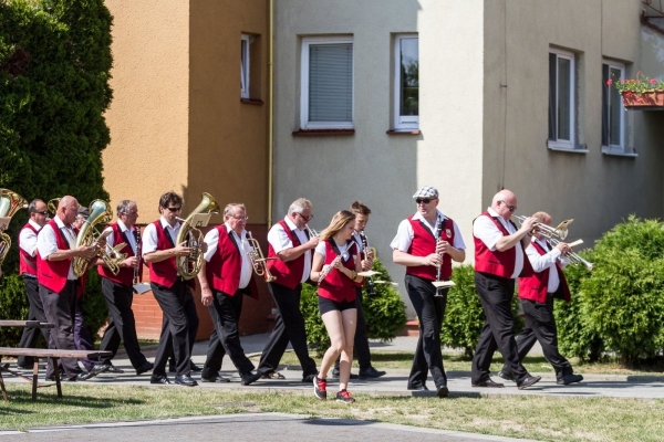 Kácení máje začalo tradičním „pozýváním“ a průvodem z hřiště