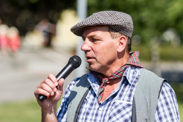 Kácení máje začalo tradičním „pozýváním“ a průvodem z hřiště