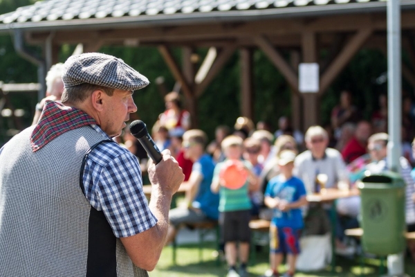 Kácení máje začalo tradičním „pozýváním“ a průvodem z hřiště