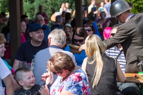 Kácení máje začalo tradičním „pozýváním“ a průvodem z hřiště