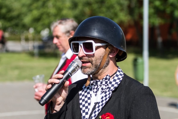 Kácení máje začalo tradičním „pozýváním“ a průvodem z hřiště