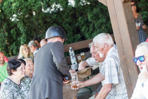Kácení máje začalo tradičním „pozýváním“ a průvodem z hřiště