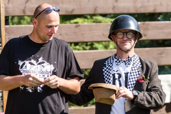 Kácení máje začalo tradičním „pozýváním“ a průvodem z hřiště