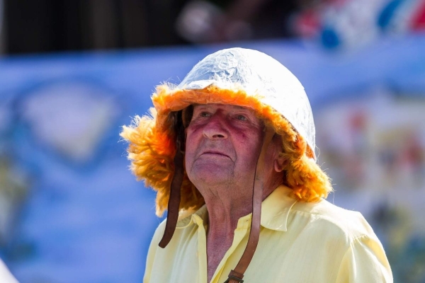 Kácení máje začalo tradičním „pozýváním“ a průvodem z hřiště