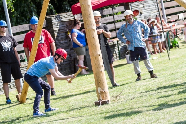 Kácení máje začalo tradičním „pozýváním“ a průvodem z hřiště