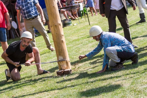 Kácení máje začalo tradičním „pozýváním“ a průvodem z hřiště