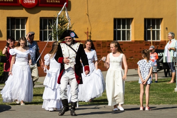 Kácení máje začalo tradičním „pozýváním“ a průvodem z hřiště