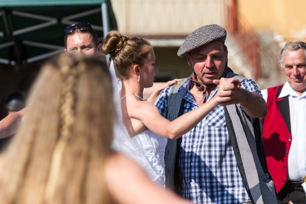 Kácení máje začalo tradičním „pozýváním“ a průvodem z hřiště