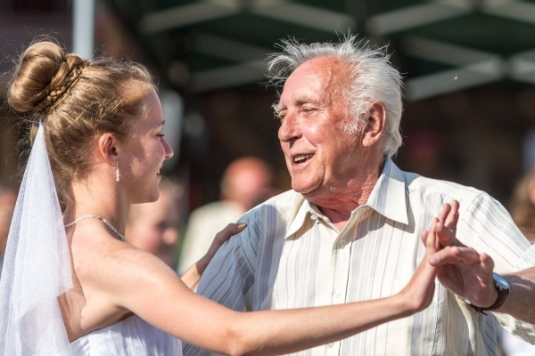 Kácení máje začalo tradičním „pozýváním“ a průvodem z hřiště