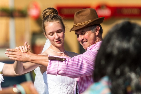 Kácení máje začalo tradičním „pozýváním“ a průvodem z hřiště