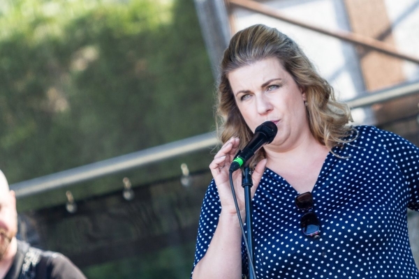 Kácení máje začalo tradičním „pozýváním“ a průvodem z hřiště