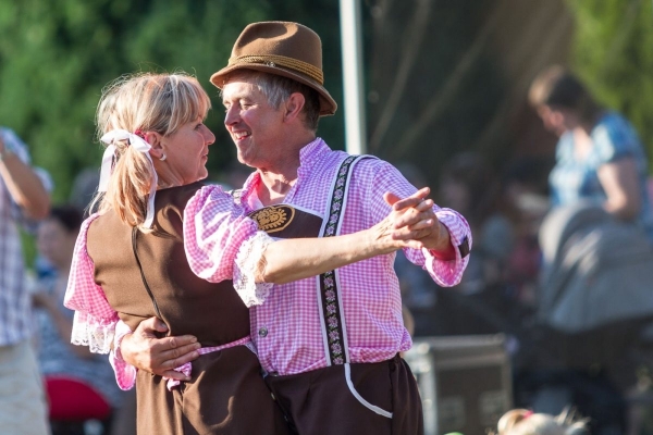 Kácení máje začalo tradičním „pozýváním“ a průvodem z hřiště