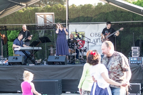 Kácení máje začalo tradičním „pozýváním“ a průvodem z hřiště