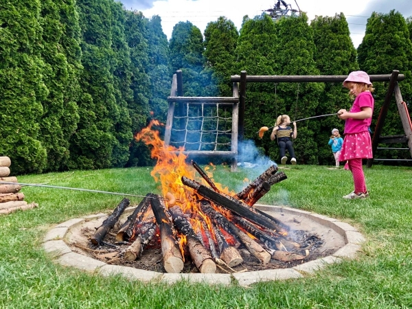 Postavit májku se podařilo na první pokus, zdobí prostranství u kulturního domu