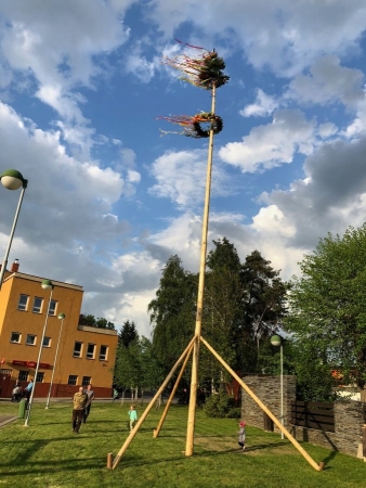 Postavit májku se podařilo na první pokus, zdobí prostranství u kulturního domu