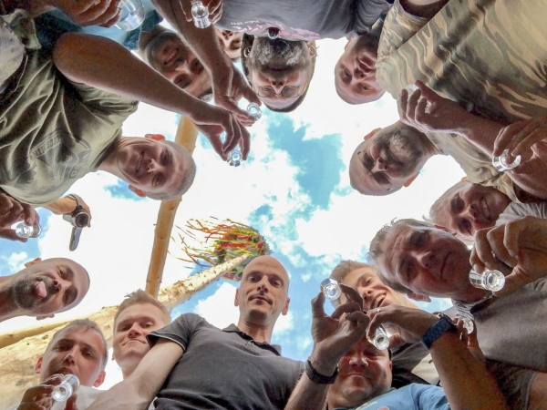 Postavit májku se podařilo na první pokus, zdobí prostranství u kulturního domu