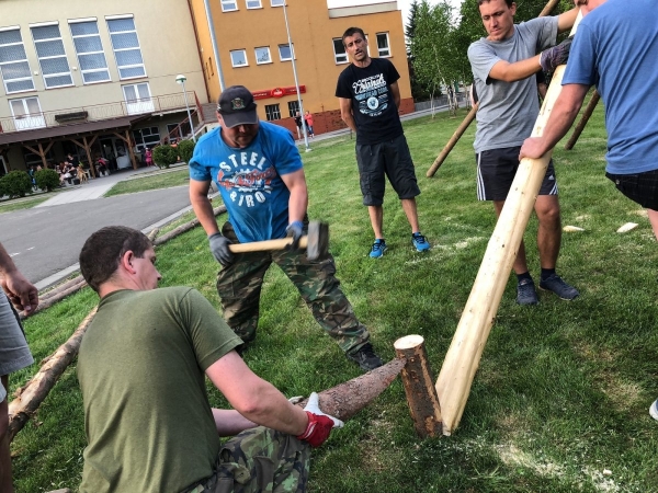 Postavit májku se podařilo na první pokus, zdobí prostranství u kulturního domu