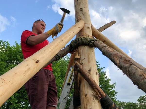 Postavit májku se podařilo na první pokus, zdobí prostranství u kulturního domu