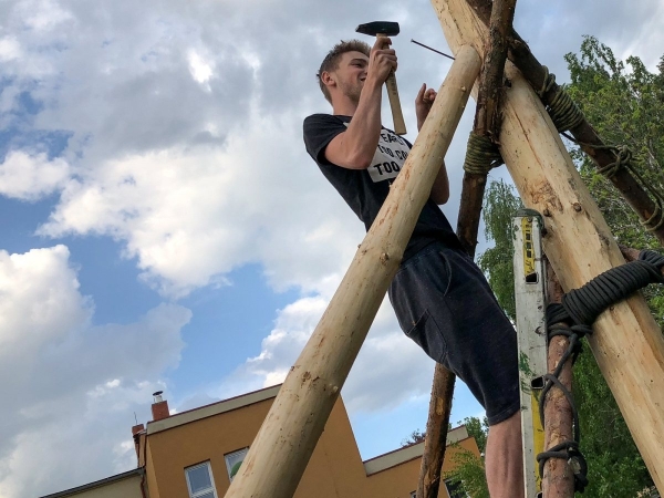 Postavit májku se podařilo na první pokus, zdobí prostranství u kulturního domu