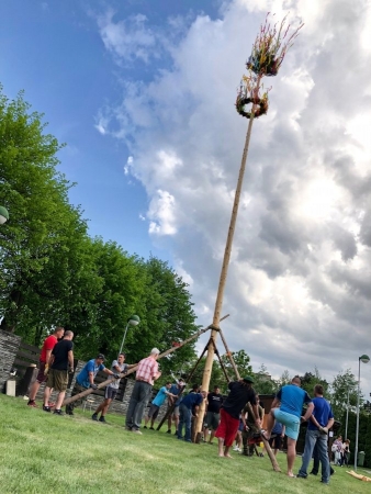 Postavit májku se podařilo na první pokus, zdobí prostranství u kulturního domu