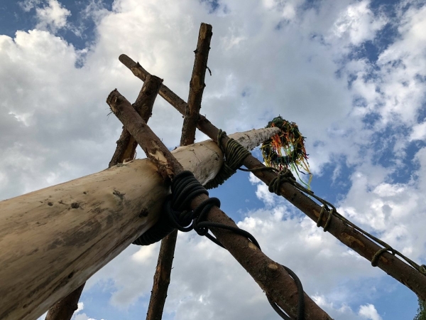 Postavit májku se podařilo na první pokus, zdobí prostranství u kulturního domu