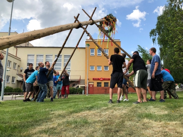 Postavit májku se podařilo na první pokus, zdobí prostranství u kulturního domu