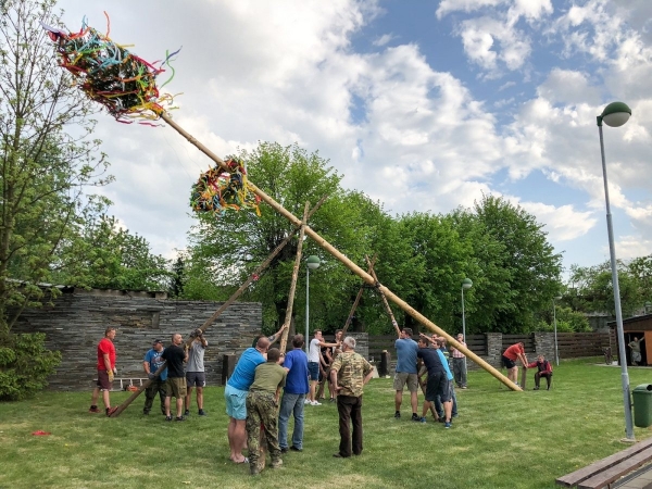 Postavit májku se podařilo na první pokus, zdobí prostranství u kulturního domu