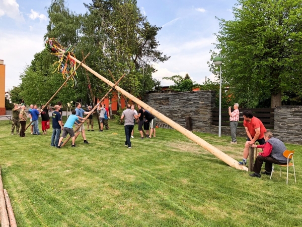 Postavit májku se podařilo na první pokus, zdobí prostranství u kulturního domu