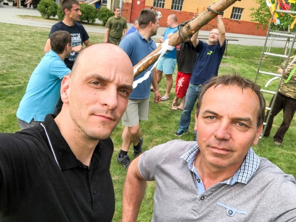 Postavit májku se podařilo na první pokus, zdobí prostranství u kulturního domu