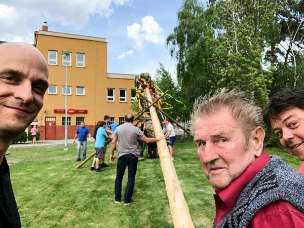 Postavit májku se podařilo na první pokus, zdobí prostranství u kulturního domu