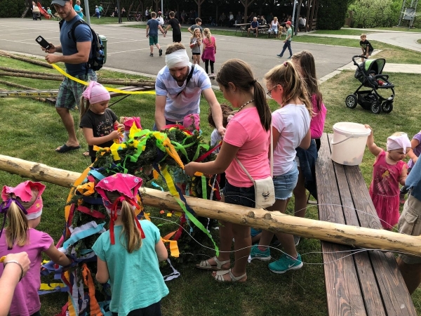 Postavit májku se podařilo na první pokus, zdobí prostranství u kulturního domu