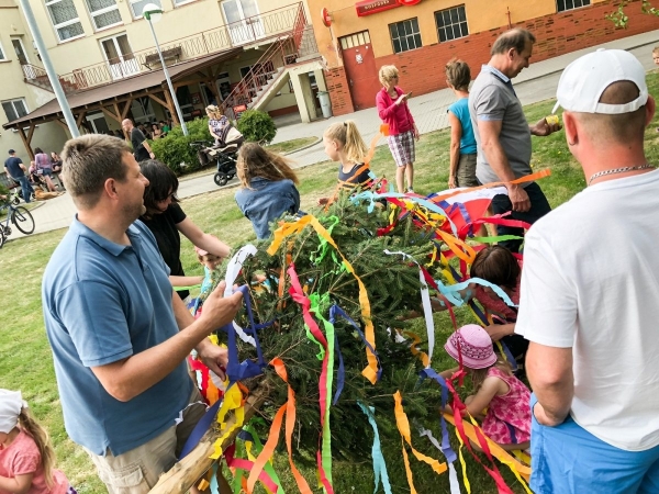 Postavit májku se podařilo na první pokus, zdobí prostranství u kulturního domu