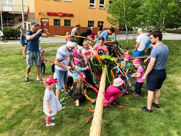 Postavit májku se podařilo na první pokus, zdobí prostranství u kulturního domu